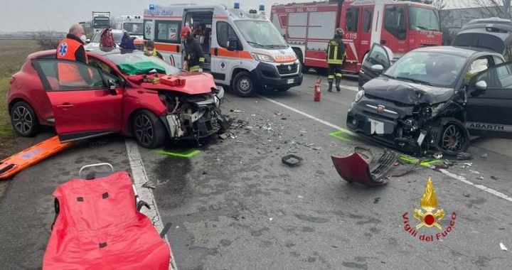 Tangenziale Vercelli, frontale tra due auto: in tre al pronto soccorso