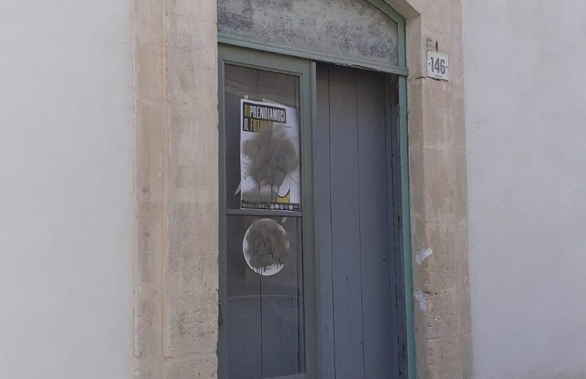 Atto vandalico nella sede Pd a Scicli. Giannone: “Gesti di analfabetismo da parte di persone stupide”