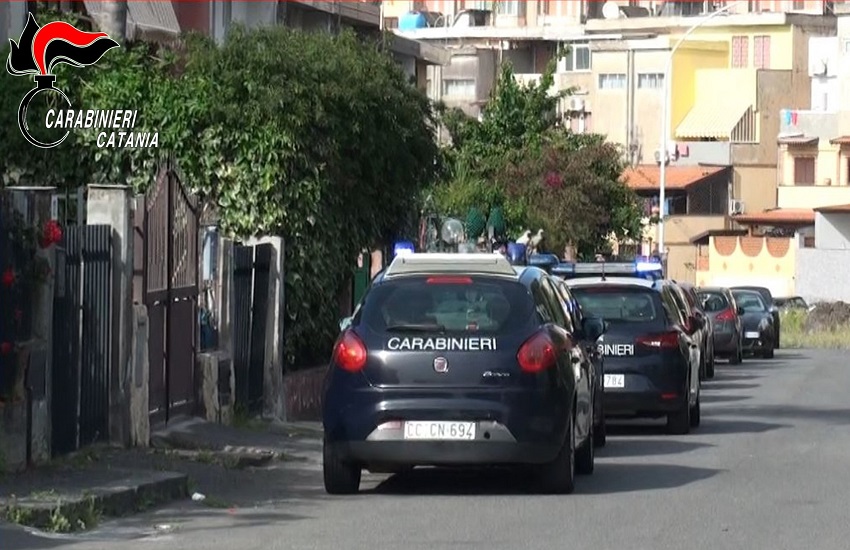 Catania, trovato in auto con oltre 100 grammi di cocaina sotto il sedile: denunciato 52enne a Librino