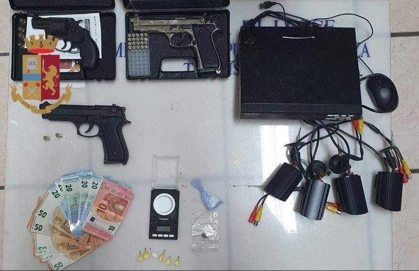 Droga e pistole in casa, arrestato per spaccio 22enne