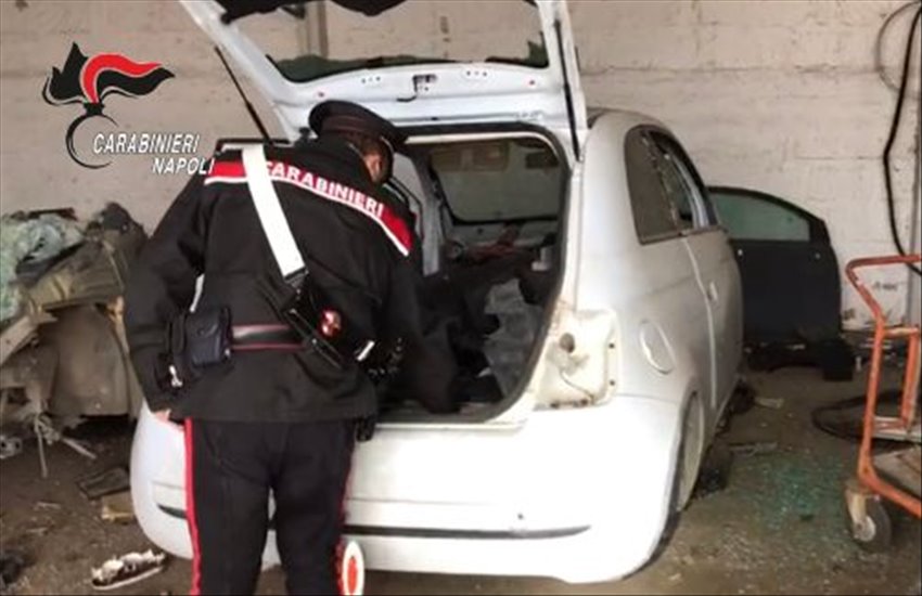 Ritrovate 25 auto “cannibalizzate” e 7 targhe provento di furto a Giugliano (VIDEO)
