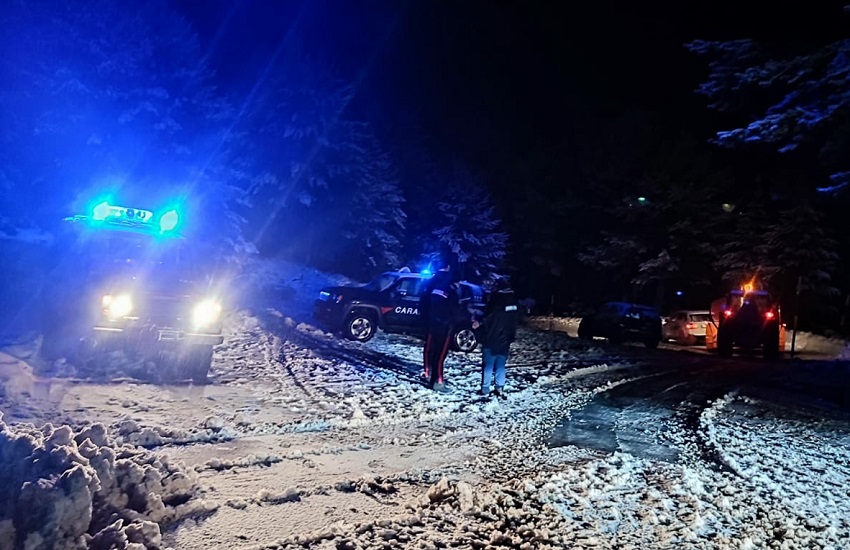 Piano Provenzana, abbondante nevicata blocca circa 30 auto – GALLERY