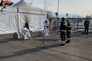 Condannati i due no vax che lanciarono bombe molotov contro il centro vaccinale di Brescia