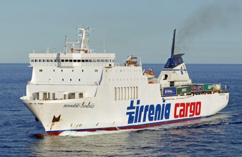 Paura e apprensione per un incendio a bordo di una nave al largo di Ponza