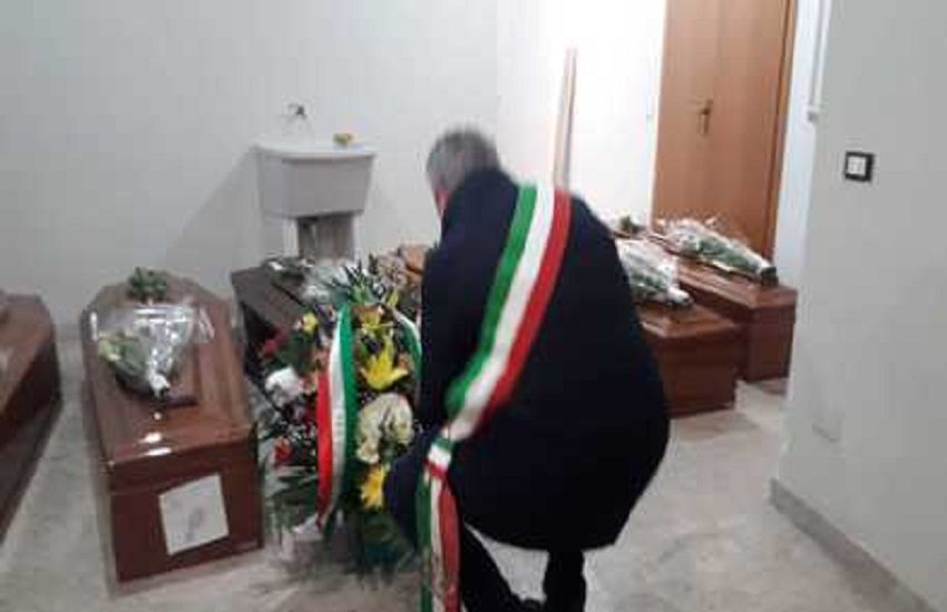 Sette bengalesi morti durante traversata dalla Libia a Lampedusa: sindaco Agrigento rende omaggio alle loro salme