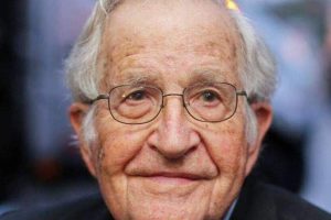 Le 10 strategie della manipolazione mediatica secondo Noam Chomsky