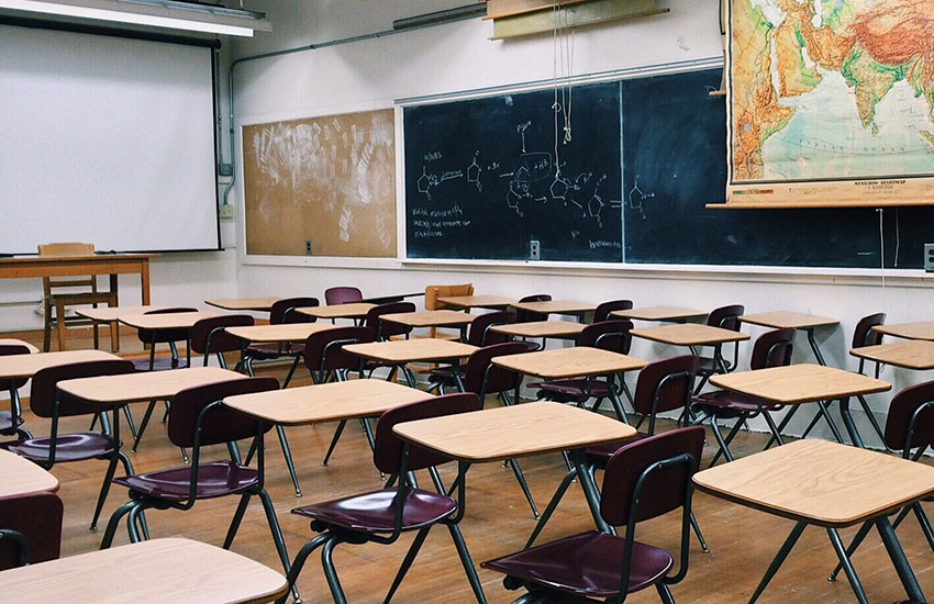 Professore aggredito e picchiato per una nota ad una studentessa: “Ho paura a tornare in classe”