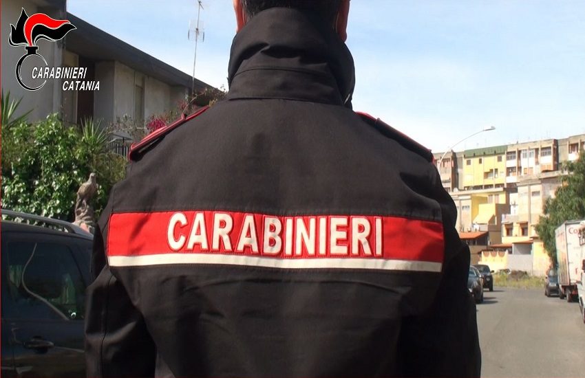 Ruba bottiglie da un locale vicino al Castello Ursino: denunciato 32enne tunisino dai Carabinieri