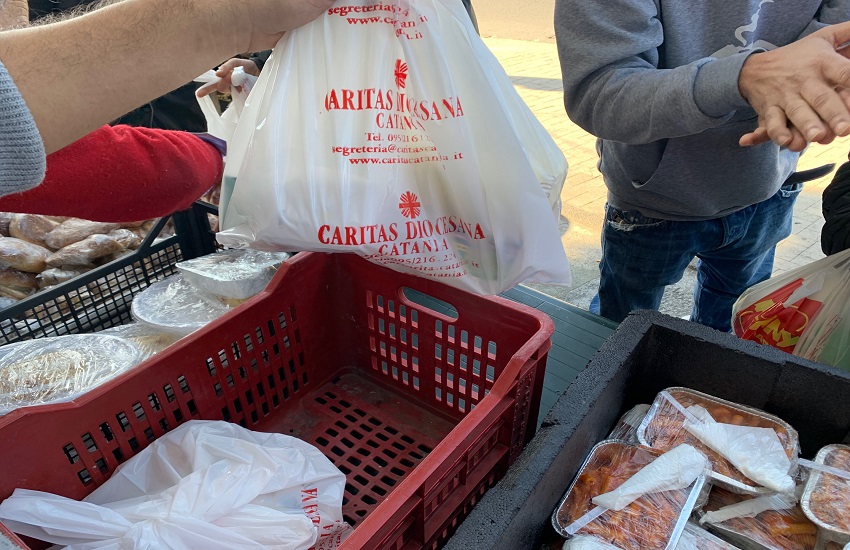 Caritas Diocesana Catania, distribuzione dolci natalizi a persone in difficoltà all’Help Center della Stazione Centrale