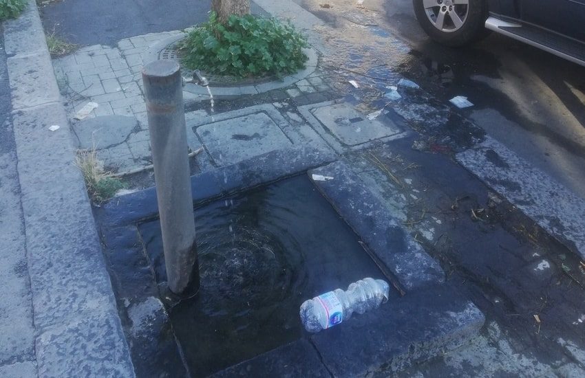 “La fontana di via Pirandello perde da più di un mese.” La denuncia del Comitato Vulcania