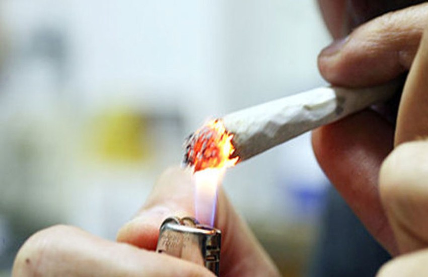 Latina: professoressa si accende spinelli in classe fuma insieme agli studenti “Aveva offerto anche altre droghe”