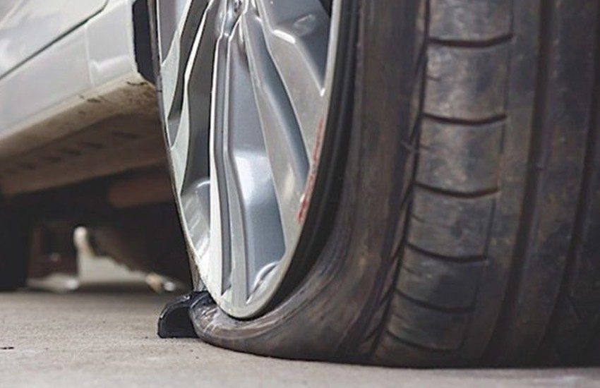 Misteriosa intimidazione nel Salento. Tagliate gomme dell’auto di una consigliera