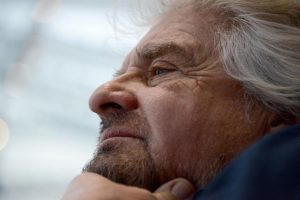 Il M5S non ha soldi per pagare la consulenza da 300 mila euro di Beppe Grillo: “Debiti lasciati dai fuoriusciti”