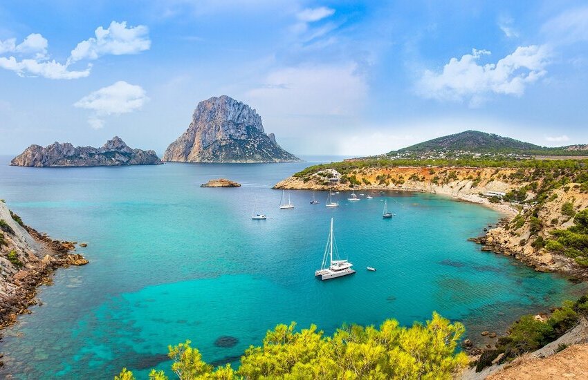Perché prenotare una vacanza ad Ibiza: guida e consigli di viaggio