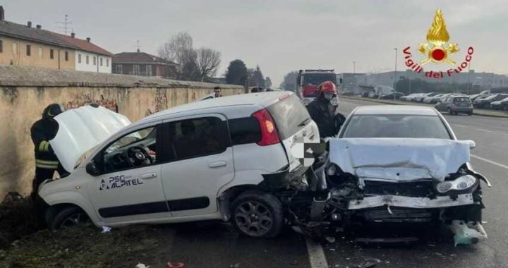 Incidente nel Vercellese: schiantate due automobili (le foto)