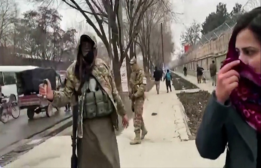 Kabul, donne protestano per istruzione e lavoro: incredibile reazione dei talebani (video)