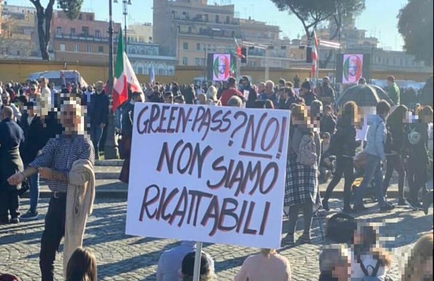 Manifestazione No Green Pass a Roma: in migliaia in piazza, senza mascherine e tensioni con la polizia
