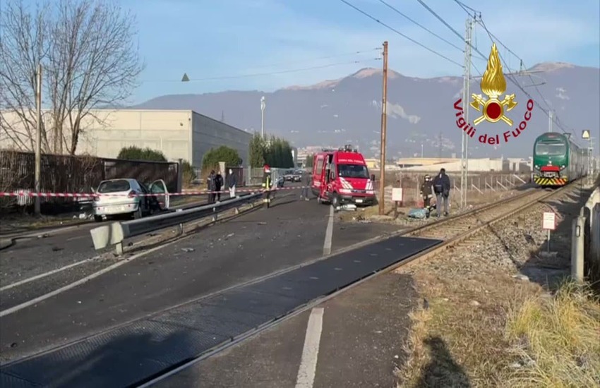 VIDEO-Tragedia al passaggio a livello: auto si scontra con un treno. Deceduto l’uomo a bordo del veicolo
