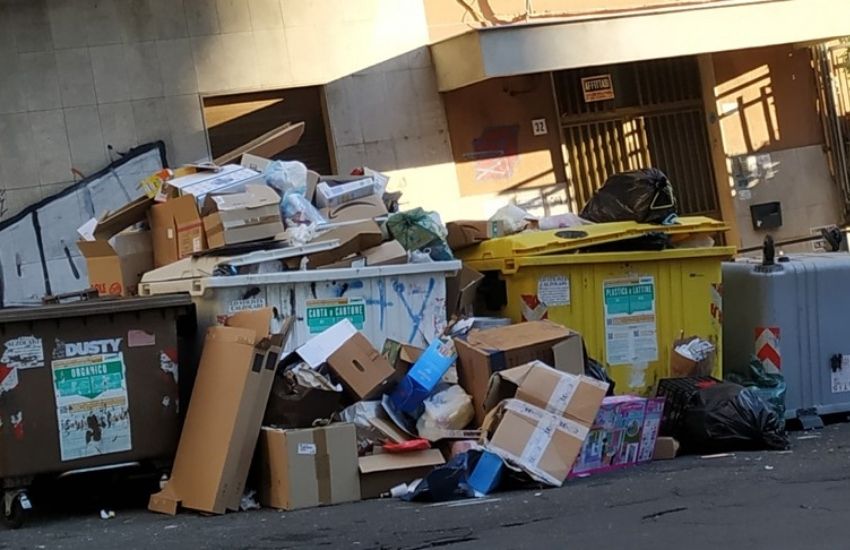 [FOTO]Catania, “strade sporche, dove sono finiti gli spazzini di una volta?”, la denuncia del Comitato Vulcania
