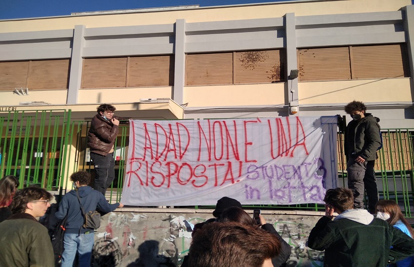 D.A.D. e scuola in sicurezza: protesta oggi a Catania degli studenti davanti al liceo Spedalieri