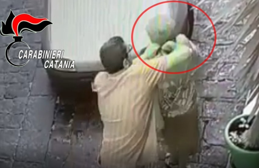 [VIDEO] Bronte, 55enne di Adrano rapina e strattona un anziana 77enne, beccato grazie alle telecamere