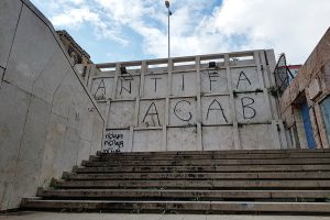 Catania non cancella le offese alle forze dell’ordine