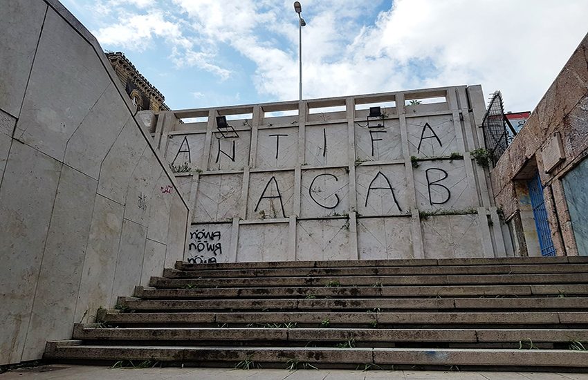 Catania non cancella le offese alle forze dell’ordine