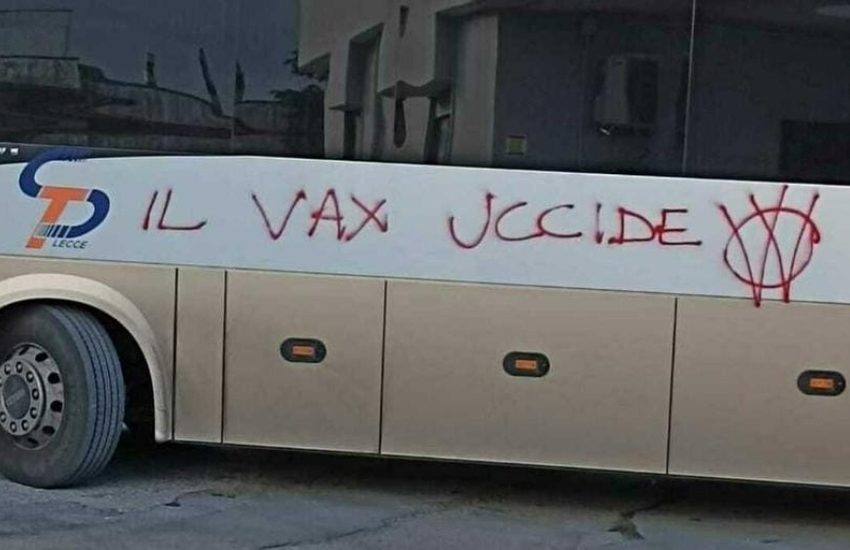 Scritte No Vax sui bus di linea, raid con vernice spray nella notte
