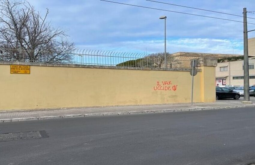 “Il Vax uccide”, scritta No Vax sul muro di cinta della Caserma Zappalà