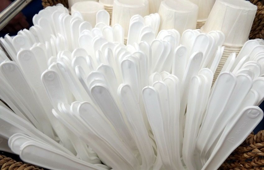 Vietati dal 14 gennaio piatti, bicchieri e contenitori di plastica monouso