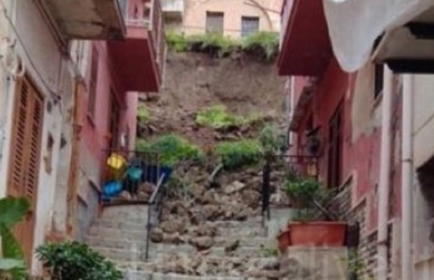 Termini Imerese, crolla un muro, si scava sotto le macerie