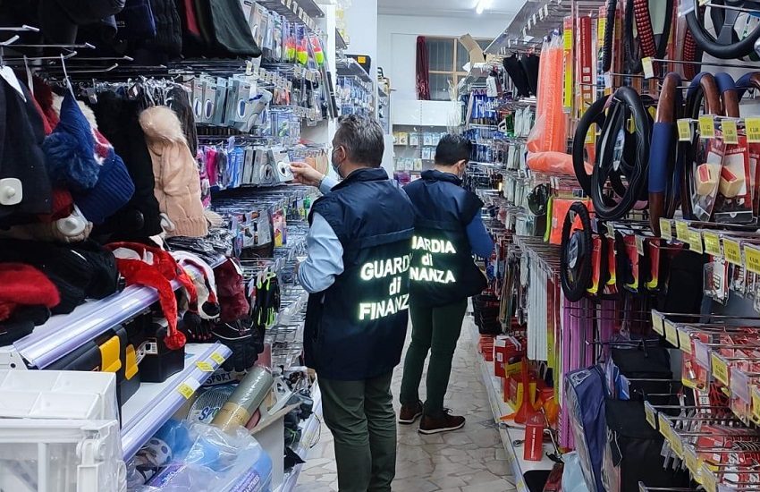 Carini, Guardia di Finanza sequestra oltre 154mila articoli senza marchio CE: segnalato il titolare dell’emporio