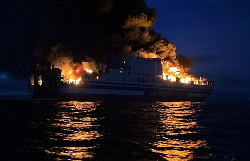 Traghetto in fiamme, lotta contro il tempo per salvare 2 autisti. Si cercano 14 persone