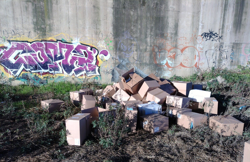 Abbandona scatoloni con mascherine sul greto dell’Arno: denunciato