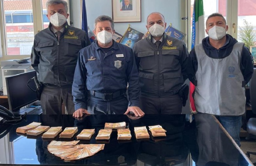 Autotrasportatore maltese al Porto di Catania con oltre 115mila euro detenuti illegalmente fermato dalla Guardia di Finanza