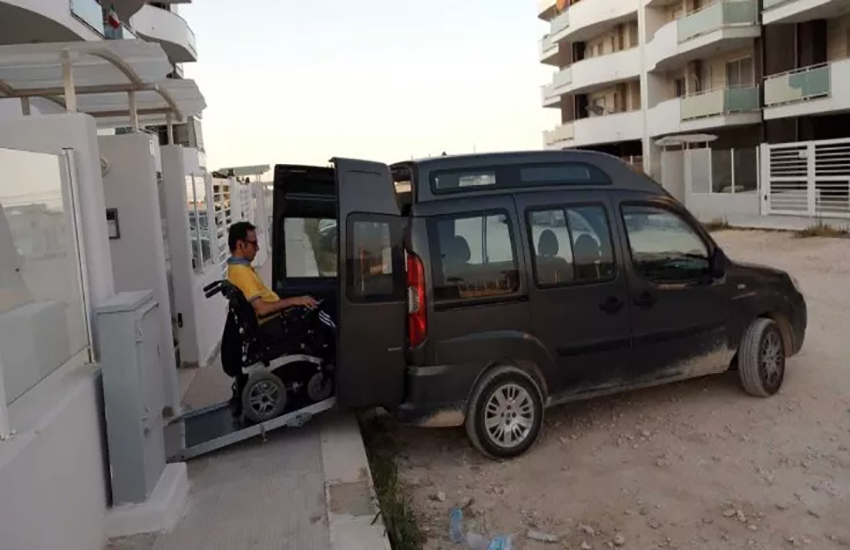 Bari, tentano di rubare auto ad un disabile e la danneggiano: la denuncia di Alessandro