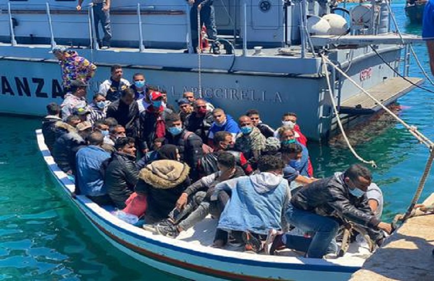 Lampedusa, barchino sbatte contro scogli di Cala Pulcino: salvati i 24 migranti camerunensi