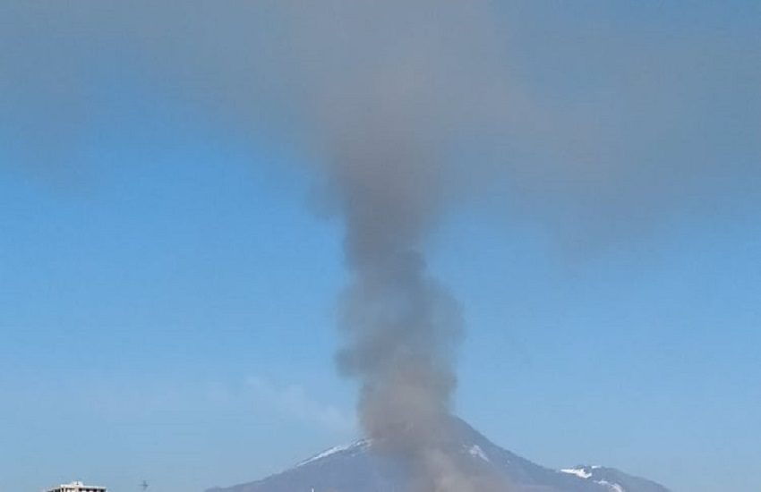 A fuoco macchia mediterranea sulla Timpa Leucatia: coltre di fumo ben visibile da lontano