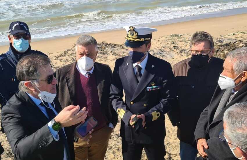 Rifiuti plastici sotto le dune di sabbia di Marina di Acate: stamattina il sopralluogo delle istituzioni