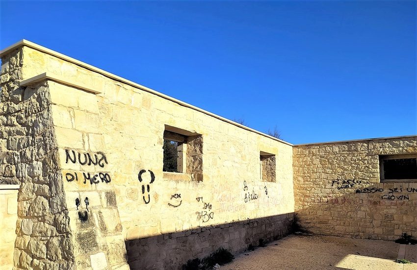 Deturpati i muri della casa rurale del parco Baden Powell (parco dell’Ippari): al vaglio le immagini delle telecamere di sicurezza