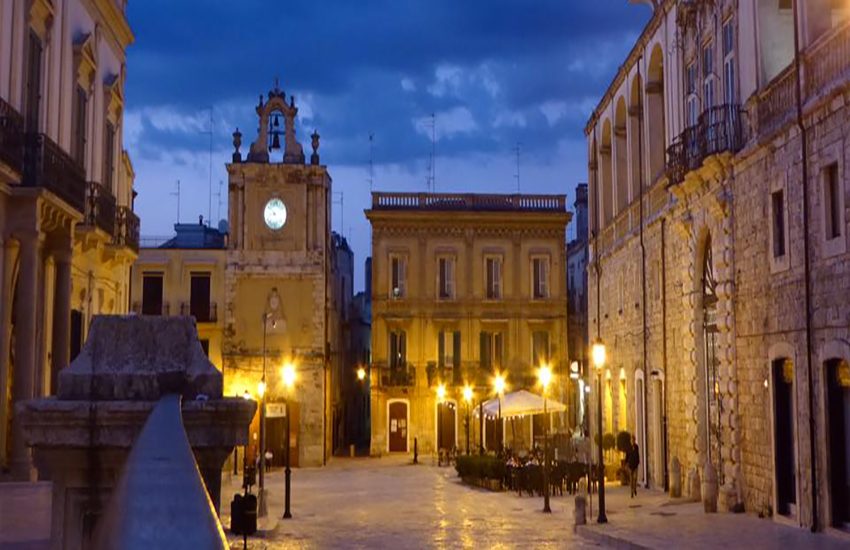 Anziani ’ipnotizzati’ e derubati in casa: in Puglia caccia ad una donna ’alta e bionda’