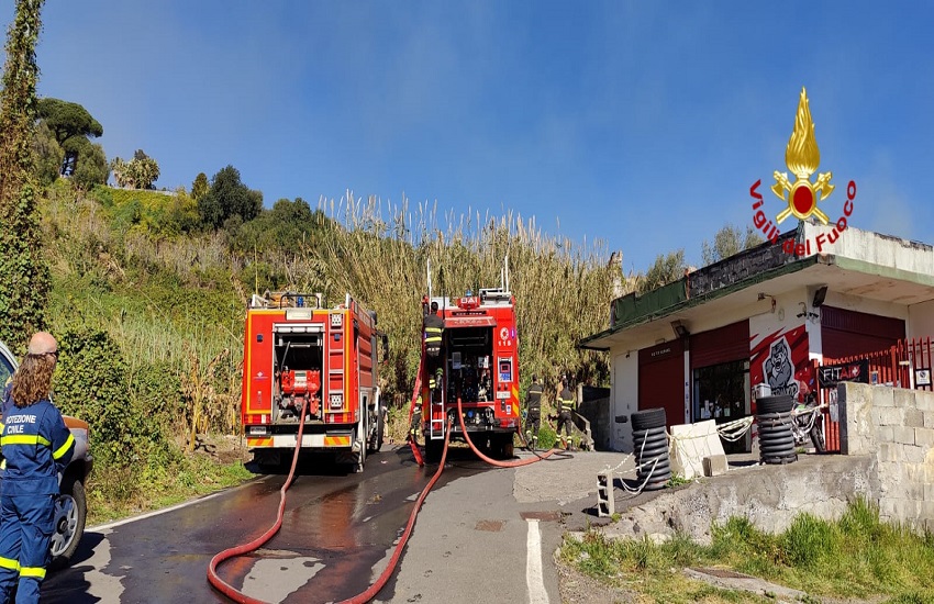 Incendio Timpa Leucatia, circa 10 ettari a fuoco – GALLERY e VIDEO