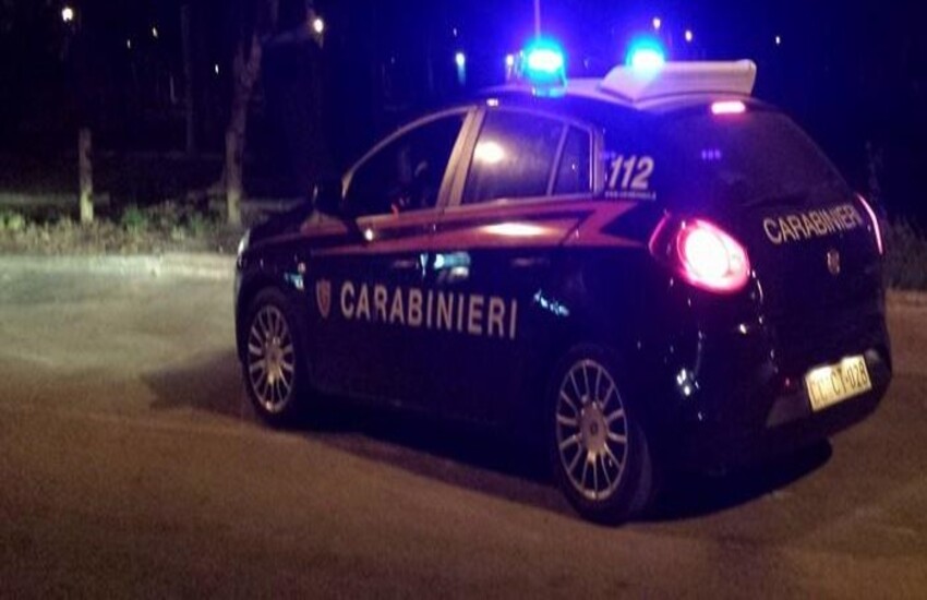 Fuga tra le strade di Caivano per fuggire ai carabinieri: in manette un pusher dopo un lungo inseguimento
