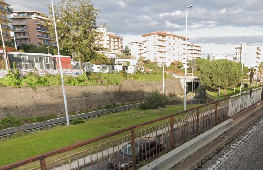 Aggredisce fidanzata per gelosia tentando di strangolarla allo svincolo di via Giuffrida: finisce ai domiciliari