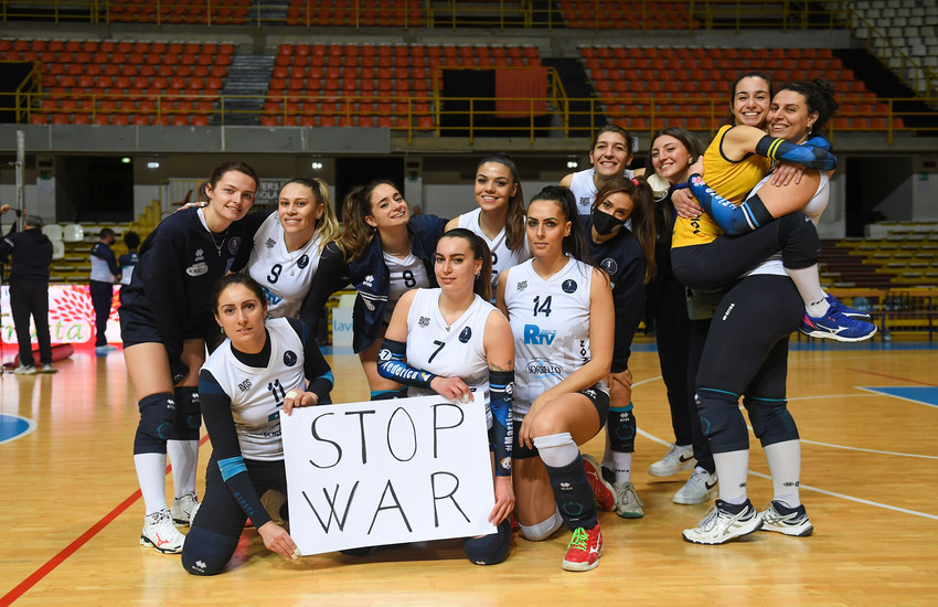 La Reghion Volley vince contro la Todo e si unisce al grido: “Stop alla Guerra”
