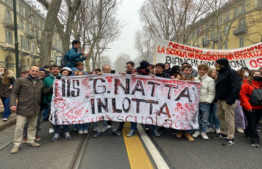 FOTO e VIDEO-Scuola: manifestazioni e cortei a TORINO. Gli studenti protestano all’Unione industriale