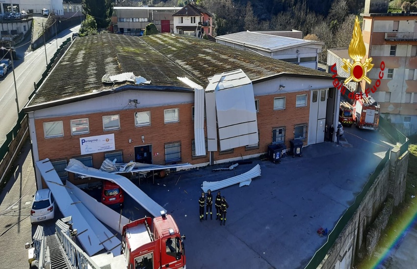 Il forte vento colpisce anche Genova. Ingenti danni ad un magazzino. Le foto