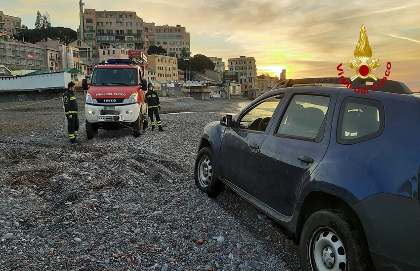Posteggia la sua auto sulla spiaggia ma resta bloccato dalla marea. Super multa in arrivo!