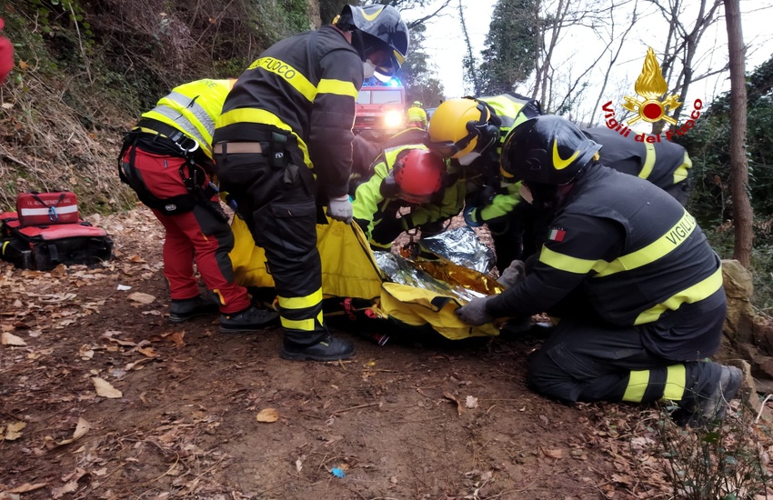 45enne cade lungo un sentiero per 30 metri: trauma cranico. FOTO del recupero dei VVF