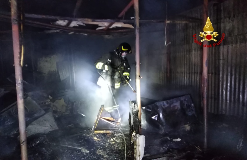 Notte agitata per i VVF di Genova: a fuoco il tetto di una casa, salvato un cagnolino e cinque pulcini di oca